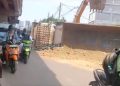 Jalintim Palembang-Jambi Lumpuh, Truk Besar Terguling Picu Macet