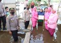 Pamapta Polres Sekadau Selamatkan Dua Korban Pickup Terjebak Jurang Bokak