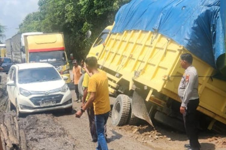 Macet Parah di Jalan Lintas Riau-Sumut, Kendaraan Rusak
