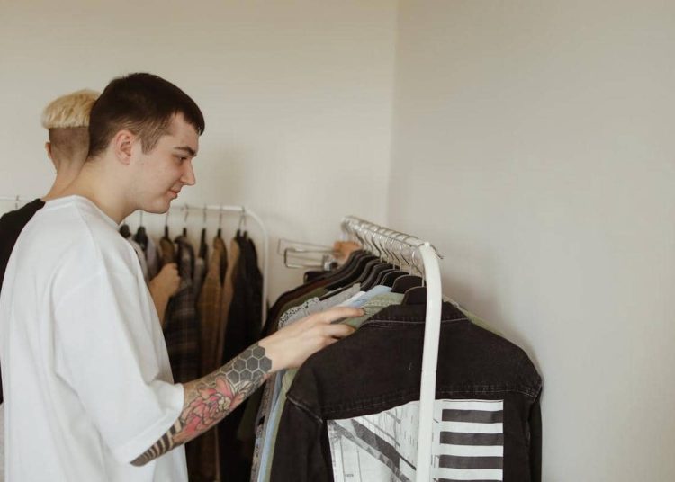 Mengapa Pria Tunda Beli Baju Lebaran Sampai H-1?