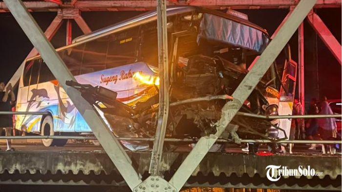 Bus Sugeng Rahayu Tabrak Pembatas Jembatan Jurug Solo, Diduga Karena Motor Berhenti di Tengah Jalan