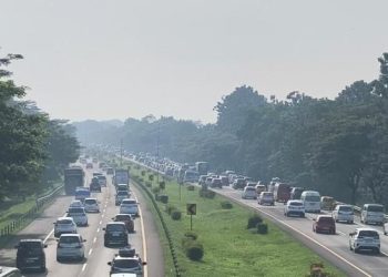 Lautan Mobil Memadati Jalur Satu Arah Tol Cipali, Macet 30 KM dari KM 100 hingga 130