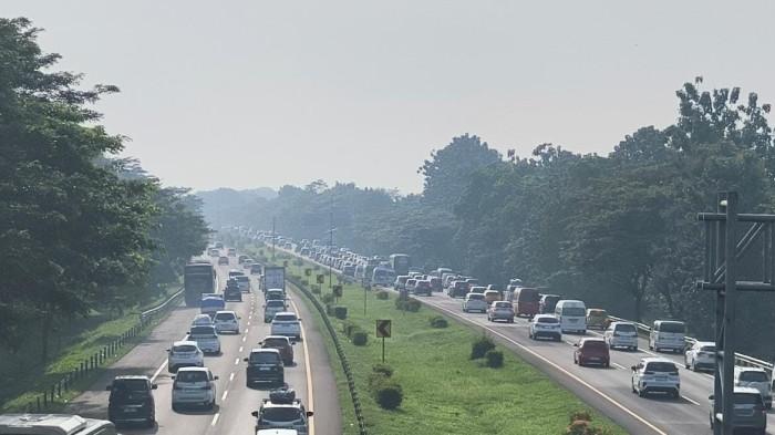 Lautan Mobil Memadati Jalur Satu Arah Tol Cipali, Macet 30 KM dari KM 100 hingga 130