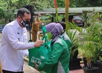 Menjelang Idulfitri, Wali Kota Banjarbaru Beri THR untuk 3.000 Petugas Kebersihan dan Guru Ngaji