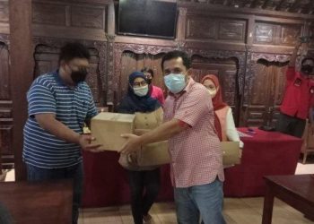 Bagikan Bingkisan Lebaran, PDI Perjuangan Jogja Bangkitkan Solidaritas Sosial