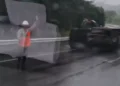 Kasat Lantas Evakuasi Mobil Mogok di Tol Semarang Saat Hujan
